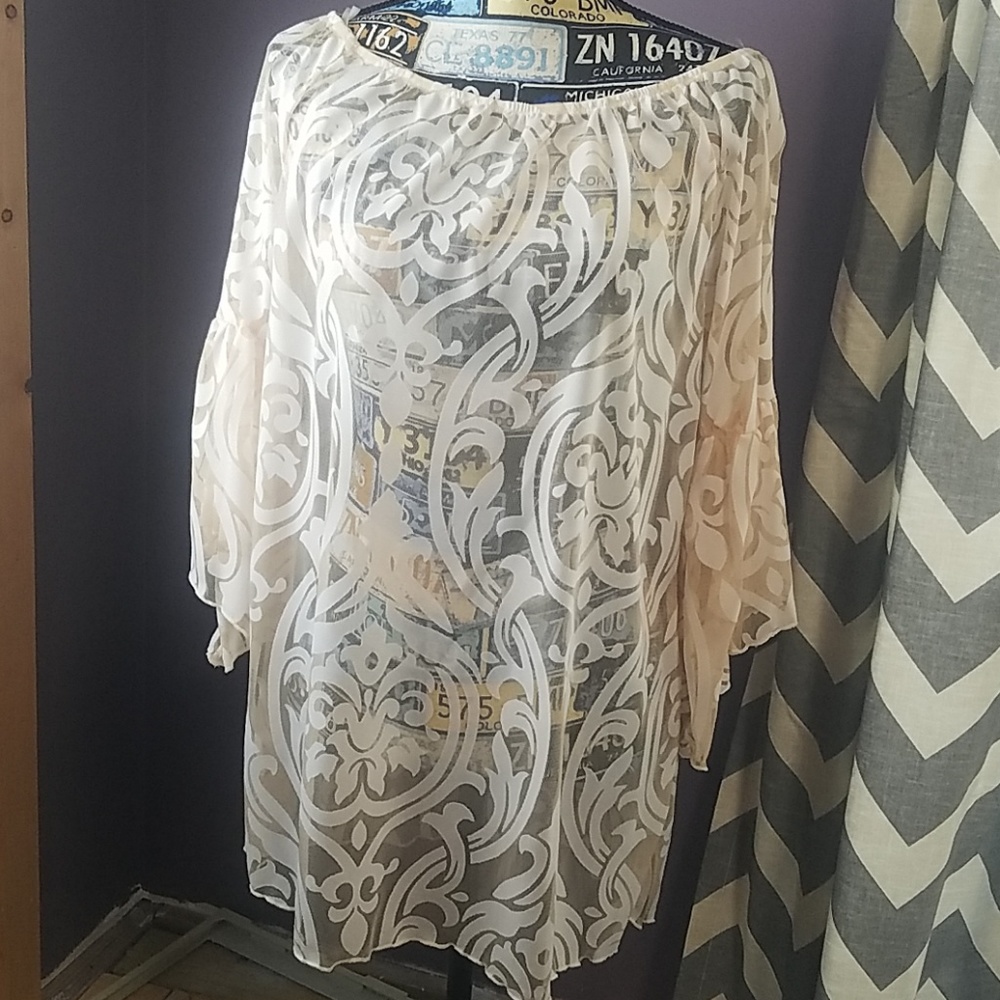 NWT DAMASK CREAM  LACE TOP WITH BELL SLEEVES